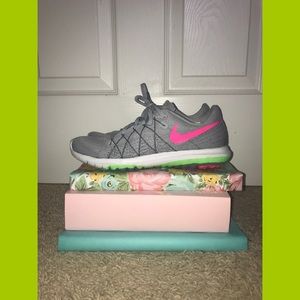 NIKE WOMENS 8.5 BARELY WORN